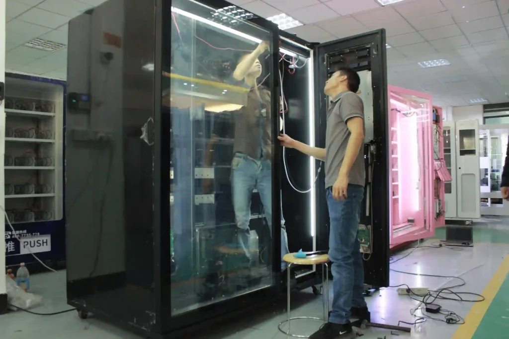 Montage und Systemintegration eines Verkaufsautomaten
